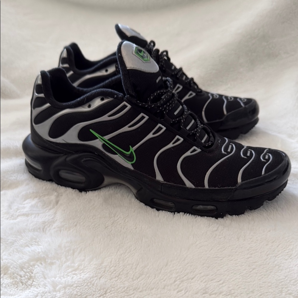 Nike Black and Green Sneakers with Air Max Cushioning (Men shoe)